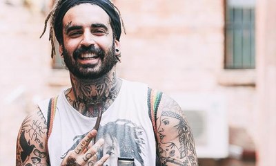 قصة "حلاق الشوارع" الذي تسلّح بأدوات الحلاقة لتغيير العالم