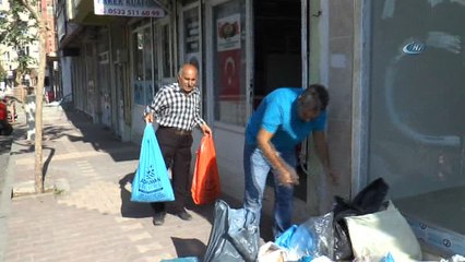 Mahalleli muhtara, muhtar da ihtiyaç sahiplerine dağıtıyor