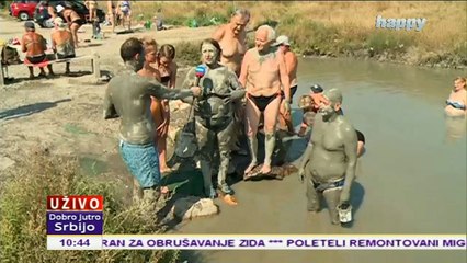 CELA SRBIJA SE U BLATU VALJA: Namažeš se i sat vremena moraš da se sušiš. Onda se stegne i leči sinuse i kostobolju! Dođu boleseni a odavde odlaze zdravi!