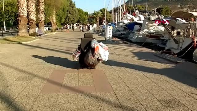 İzmir Geri Dönüşüm Malzemeleri Toplayarak Engellilere Destek Oluyor