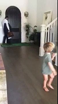 Un petit garçon souhaite à son père de bien péter au travail