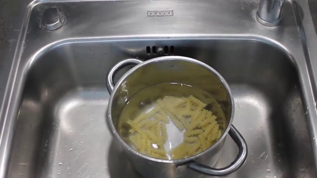 Le tour de magie des pates en lévitation