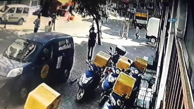 Esenyurt'ta kaçan kurbanlık boğa dehşet saçtı... O anlar kamerada