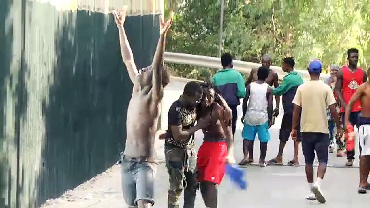 Siete guardias civiles heridos cuando trataban de impedir un asalto masivo a la valla de Ceuta