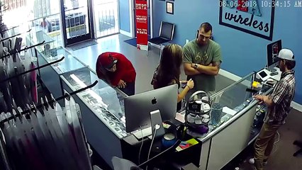Un copain jaloux met une droite à un homme qui regarde les fesses de sa copine