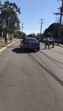 Il s'amuse à faire des dérapages en voiture mais le karma va le rattraper... POLICE!!!!