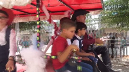 Suriyeli çocuklar bayram yerinde gönüllerince eğleniyor