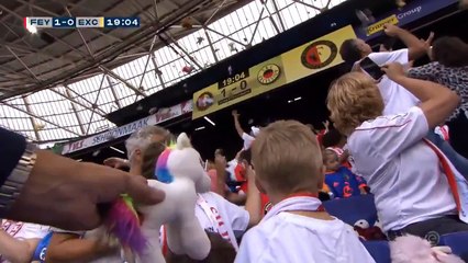 Une pluie de peluches sabat sur le stade du Feyenoord Rotterdam