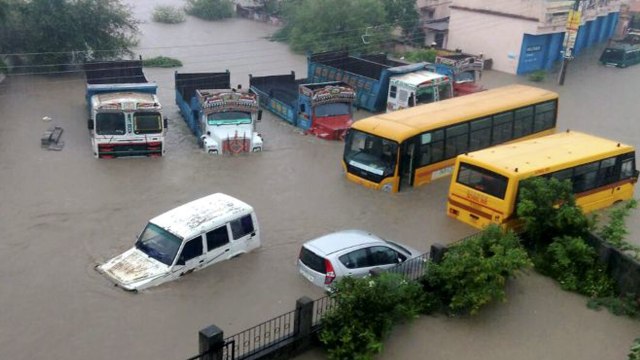 Kerala Flood के बाद Nitin Gadkari के शहर Nagpur में भी घुसा नदी का पानी । वनइंडिया हिंदी