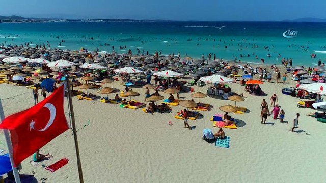 Tatilciler akın etti, Çeşme'nin nüfusu 25 katına çıktı