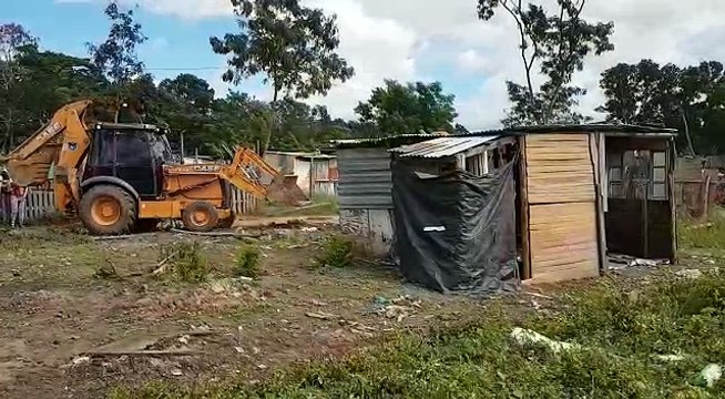 Trator destrói casa durante ação de reintegração de posse, na Serra