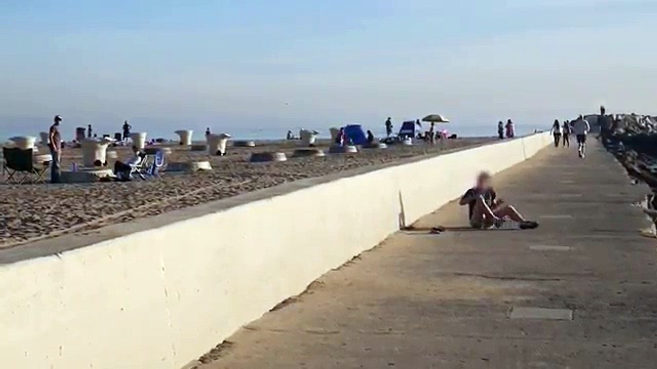 Ne pas marcher sur le muret du bord de mer
