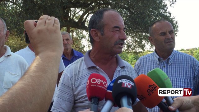 Report TV - Fier/ Bashkëfshatari ju bllokon rrugën, banorët protestojnë: Të ndërhyjë shteti