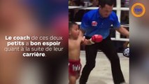 Des jeunes garçons réalisent un combat de boxe thaïlandaise !