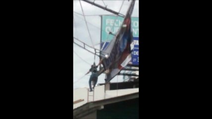 Trabalhador fica pendurado em outdoor em Vila Velha