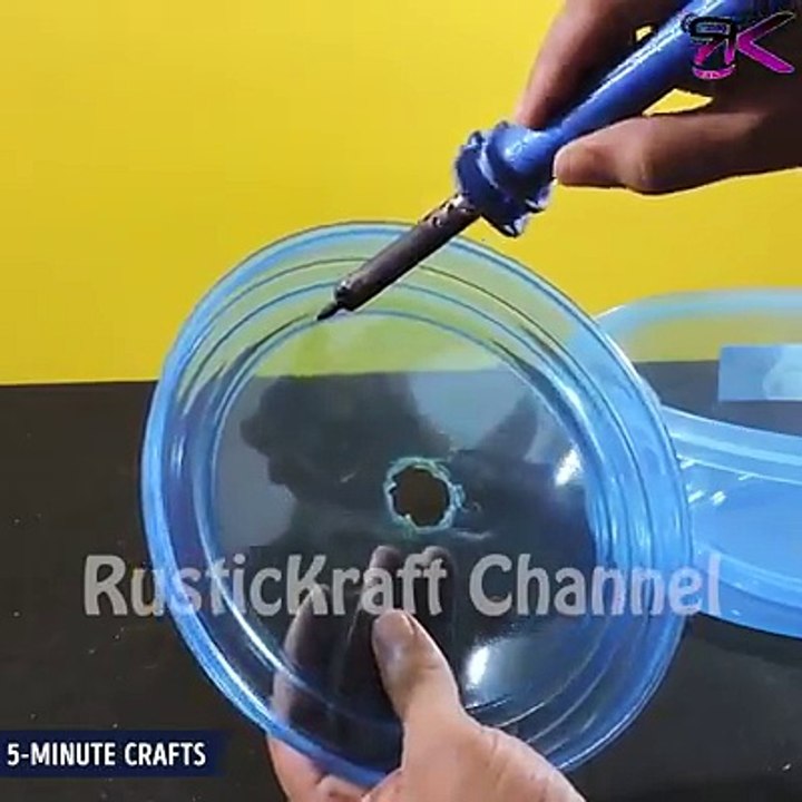 A mini-fountain made from plastic containers. via youtube.com/c/Rustickraftchannel