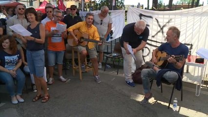 استینگ برای کارگران اخراجی یک کارخانه گیتار زد و ترانه اجرا کرد