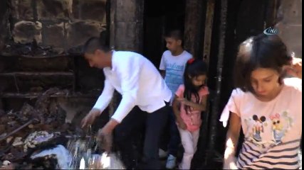 Bayram Günü Evleri Yandı, Aile Sokakta Kaldı