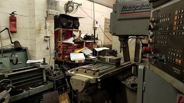 شاهد: الشرطة البريطانية تعثر على مصنع غير مرخص للأسلحة المعقّدة