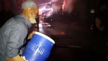 Şanlıurfa'da Oduncu Pazarı'nda yangın (2)