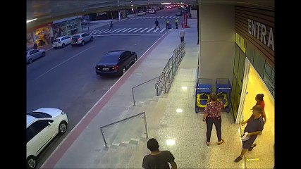 下载视频: Câmera flagra homem arremessando pedra contra carro em Vila Velha