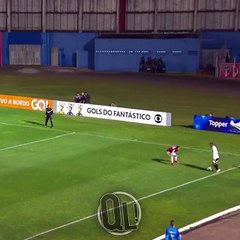 rojas se embaralha com  a bola - joão rojas se atrapalha com a bola e perde feio