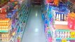 Ladrão de lojas peludo apanhado em flagrante roubando em supermercado