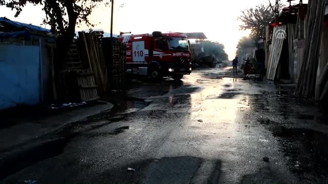 Şanlıurfa'da Oduncu Pazarı'ndaki Yangın Söndürüldü