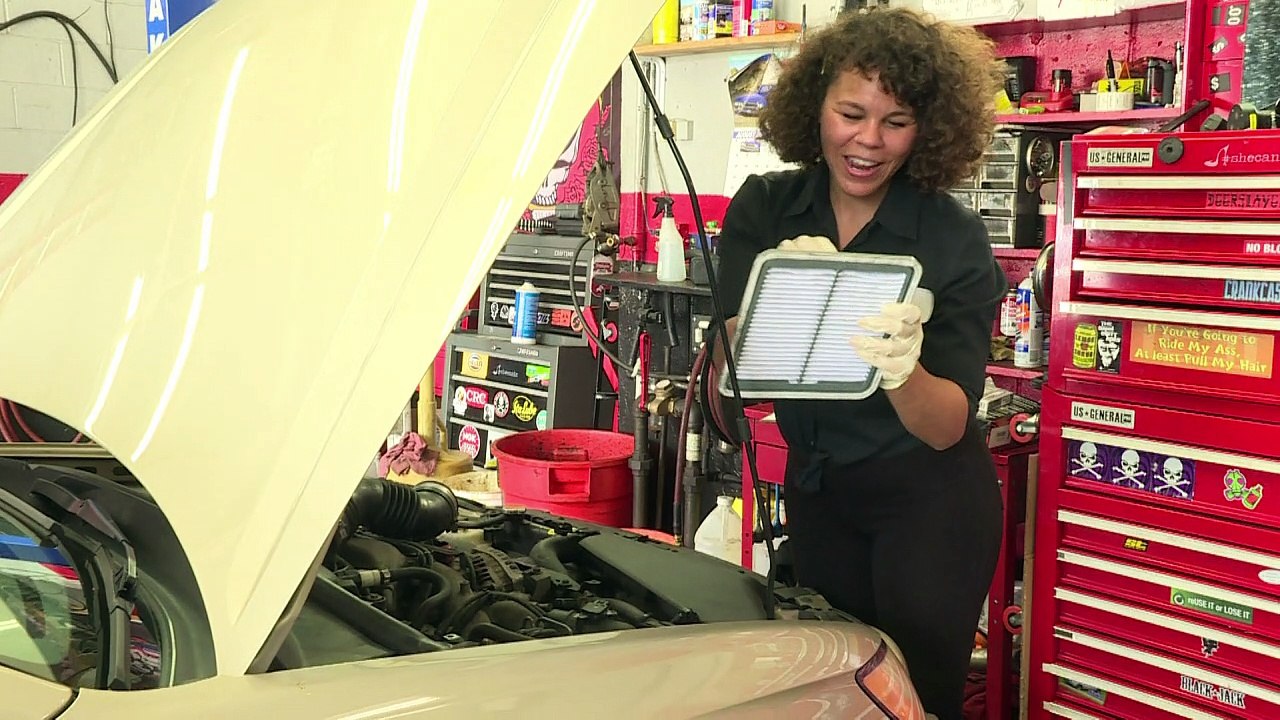 High Heels und Motoröl: Frauen-Power in der Autowerkstatt