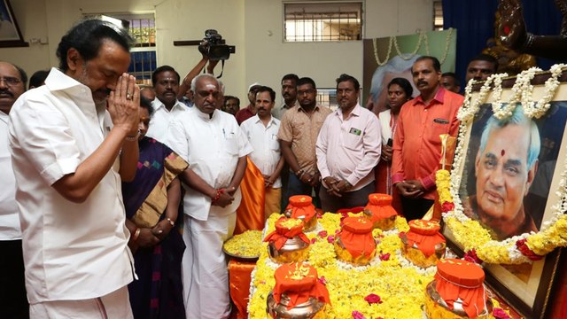 வாஜ்பாய் அஸ்தி கலசத்துக்கு திமுக செயல் தலைவர் ஸ்டாலின் மரியாதை- வீடியோ