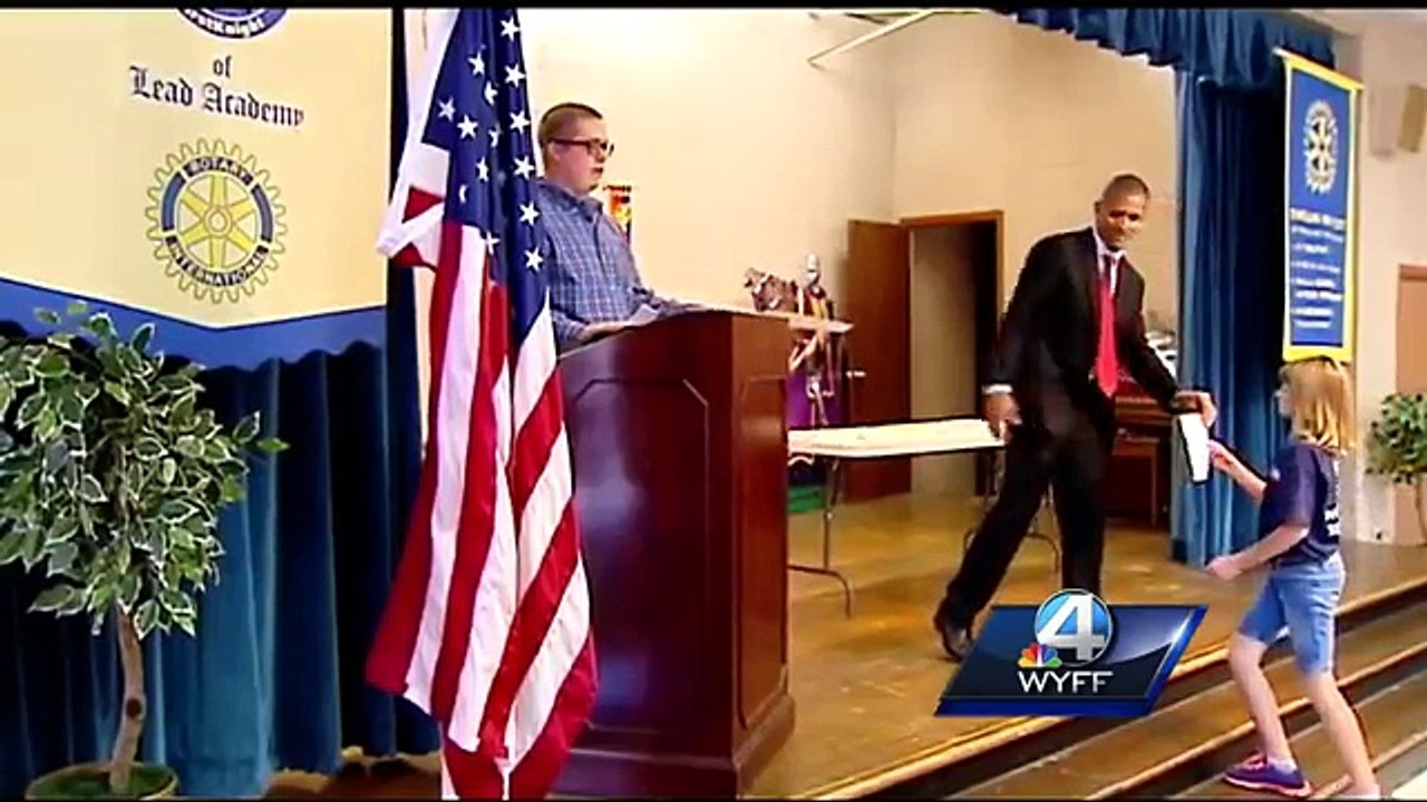 Soldier dad surprises son during school assembly