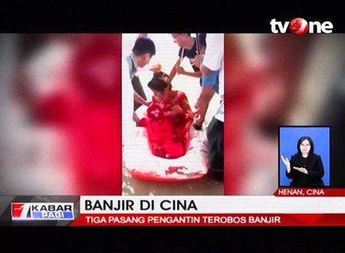 Pasangan Pengantin Terobos Banjir demi Upacara Pernikahan