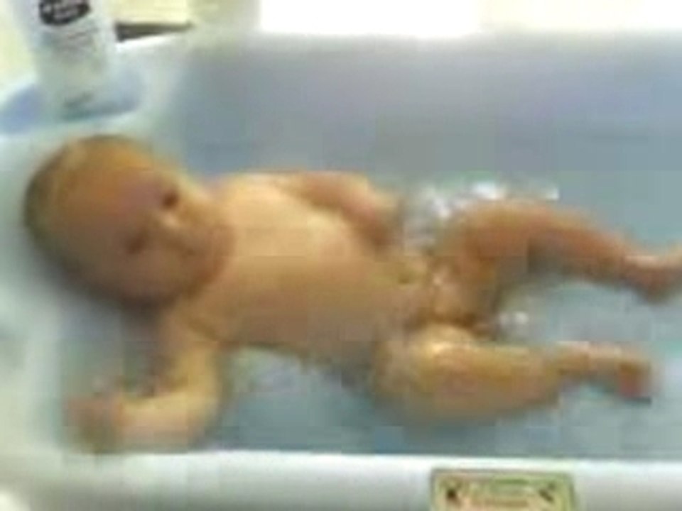 Lilou dans son bain
