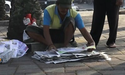 Mengais Rezeki dari Koran Bekas Alas Salat Idul Adha