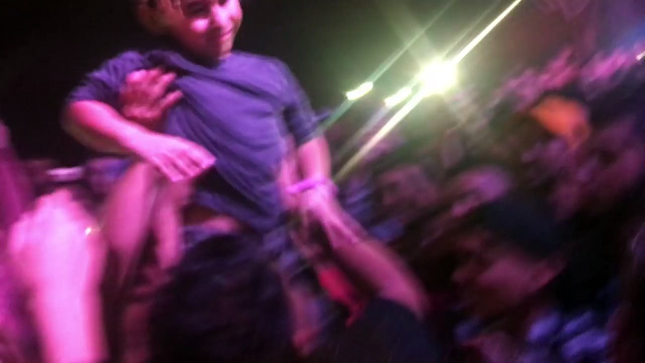 TRAVIS SCOTT CALLS UP 9 YEAR OLD ON STAGE TO SING GOOSEBUMPS