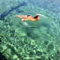 Hülya Avşar'dan denizde bikinili şov dudak uçuklattı