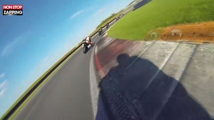 Un motard percute un concurrent sur un circuit et vole dans les airs (Vidéo)