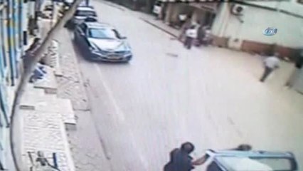 Yol Kenarındaki Köpeğe Odunla Böyle Saldırdı