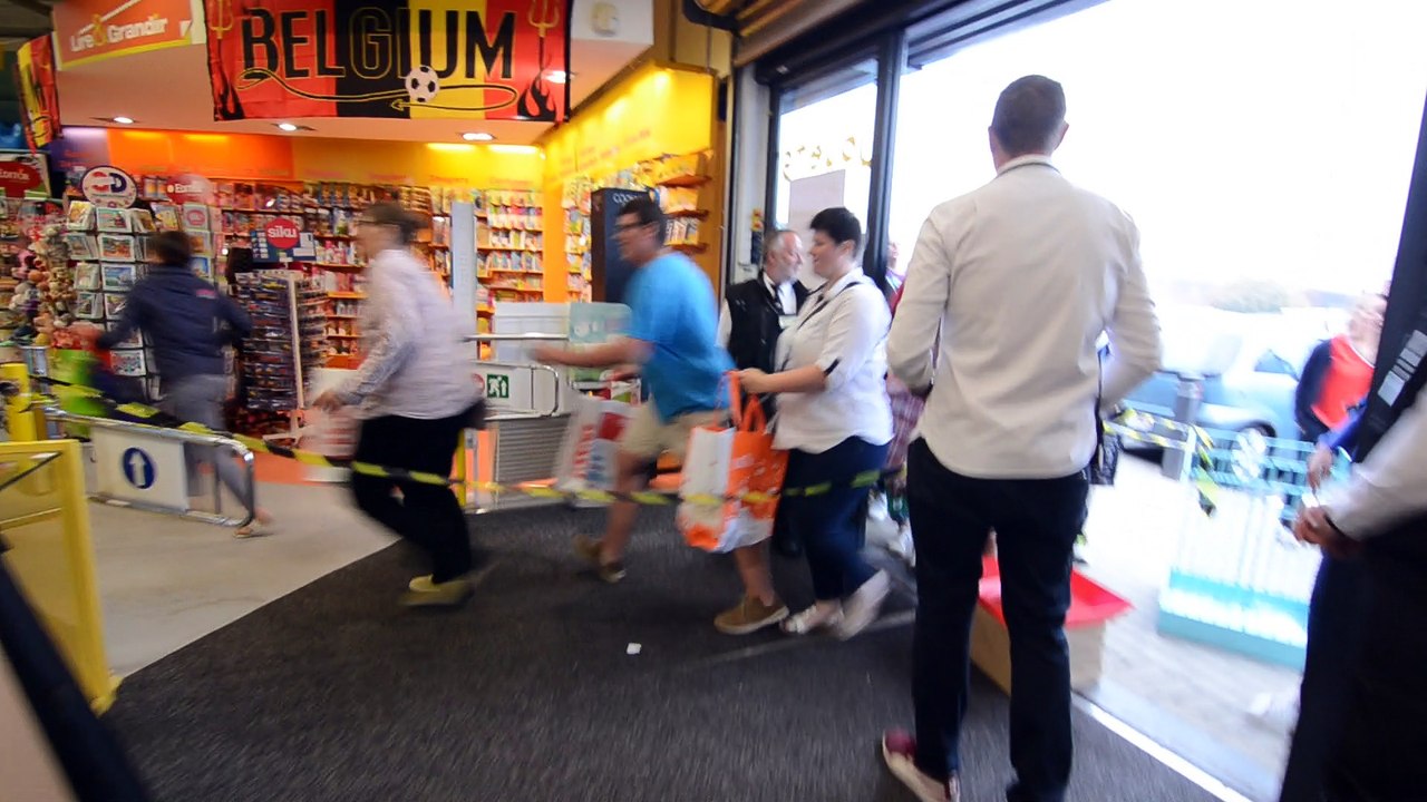 Les clients arrivent par vagues dans le magasin.