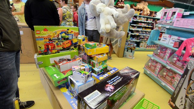 Une pile de jouets achetée à la Grande Récré de Hannut.