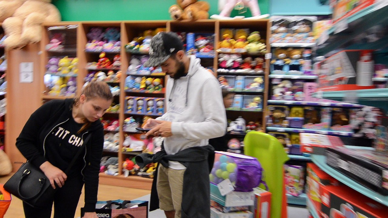 Un couple fait le point sur leurs achats à la Grande Récré de Hannut.