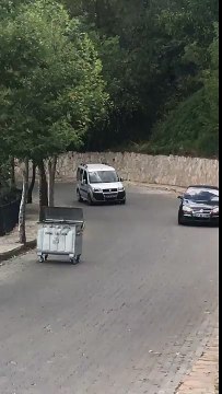 Une poubelle attaque des voitures