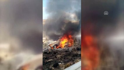 Bariyerlere çarpan otomobil alev aldı - ADANA