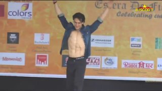 Jackie_Shroff_s_Son_Tiger_Shroff_s_Shirtless_Act!_MUST_WATCH