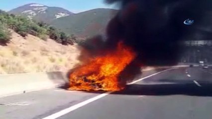 Seyir halindeki otomobil alev topuna döndü