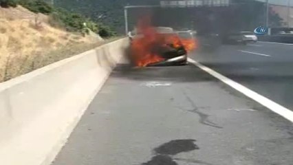 Seyir Halindeki Otomobil Alev Topuna Döndü