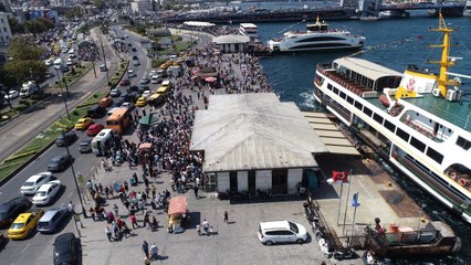 Eminönü İskelesi'ndeki İnsan Seli Havadan Görüntülendi
