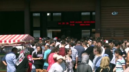Eminönü İskelesi’ndeki İnsan Seli Havadan Görüntülendi