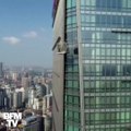 En Chine, des laveurs de vitres bloqués au 57e étage pendant 3h