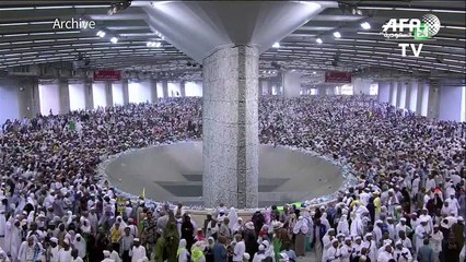 الحجاج يواصلون رمي الجمرات في مشعر منى